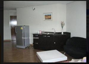 暖武里府Room in BB - Dmk Don Mueang Airport Guest House的带沙发和冰箱的客厅