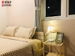 迪石STAY hostel 2 - 350m from the ferry的一间卧室配有一张床和一张带台灯的桌子