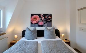 科赫姆Ferienhaus Maja的一间卧室设有两张床,墙上挂着一幅画