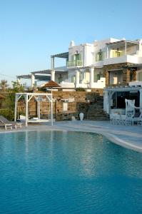 提诺斯安西娅酒店的房屋前的大型游泳池