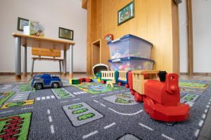 GsteigHotel Bären的一间儿童房,在地毯上设有玩具火车