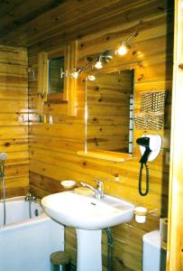 西克斯特Chalet de 2 chambres avec terrasse amenagee a Sixt Fer a Cheval的一间带水槽和木墙的浴室