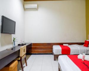 RedDoorz Plus @ Hotel Asih UNY客房内的一张或多张床位
