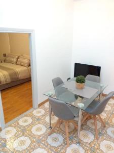 圣雷莫One bedroom apartement at Sanremo 40 m away from the beach with sea view furnished terrace and wifi的一间设有玻璃桌和椅子的用餐室