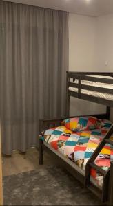 布兹尼盖Appt Bouznika EDEN ISLAND pied sur Mer的一间卧室配有一张带五颜六色棉被的床