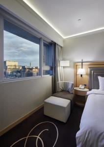台北柯达大饭店 台北松江的酒店客房设有床和窗户。