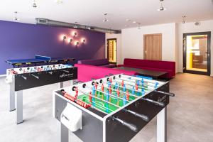 格但斯克Apartamenty Collegia的客厅设有台球桌和台球桌。
