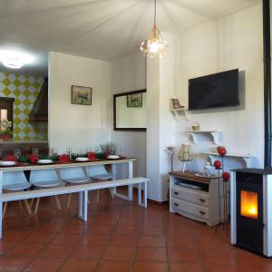 蒙地卡罗El Mirador的一间带桌椅的厨房和一台电视