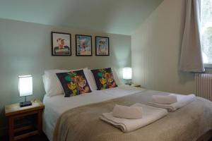 夏蒙尼-勃朗峰Vert Lodge Chamonix的一间卧室配有一张床,上面有两条毛巾