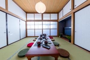 富士河口湖Villa RAKUWA Bettei的大房间中间设有一张长桌