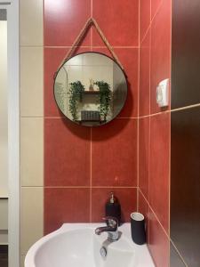 贝尔格莱德Old Town City Center的浴室设有水槽和墙上的镜子