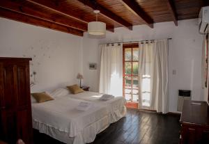 圣洛伦索Nuevas Cabañas Del Sol的一间卧室设有一张床和一个大窗户