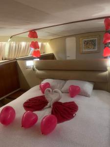 Taʼ XbiexJohnny M Yacht的一张粉红色的心和气球床
