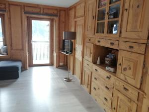 LenzFerienwohnung PARDI的客厅配有木制橱柜和电视。
