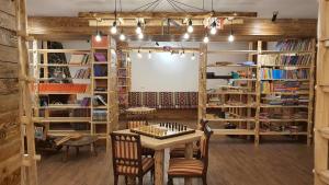 布朗布朗维拉俱乐部度假村的配有桌椅和书架的房间