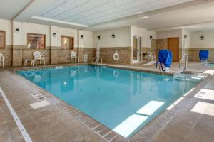 Dover多佛尔乡村旅馆及套房的在酒店房间的一个大型游泳池