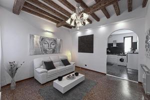 威尼斯Ca' Alessandro的客厅配有白色的沙发和桌子
