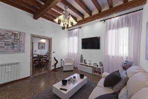 威尼斯Ca' Alessandro的客厅配有沙发和桌子