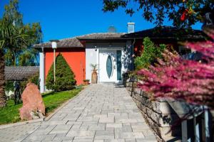 美因河畔克林根贝格Villa Croatia & Restaurant Adria的白色门和砖砌车道的房子