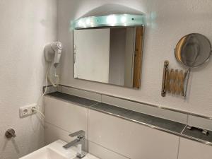 米森-维尔哈姆斯Ferienwohnung Familie Zuck的一间带镜子和水槽的浴室