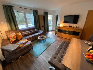 温特贝格Ferienwohnung "Apartment Sunlife Winterberg" 4 Sterne的客厅配有沙发和桌子