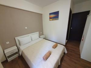 雅典City Center Athenes rooms的卧室配有一张白色大床