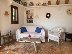 圣何塞德萨塔莱阿Can Xica的客厅配有床、桌子和椅子
