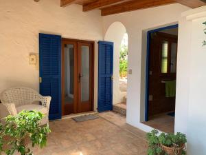 圣何塞德萨塔莱阿Can Xica的蓝色百叶窗房子的敞开门
