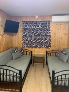 Hostal - Bungalows Camping Cáceres客房内的一张或多张床位