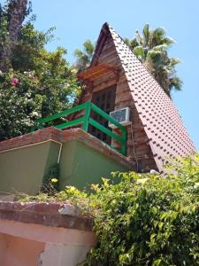 洛雷托Cabañas Rústicas El Benny by Rotamundos的房屋的顶部设有绿色阳台