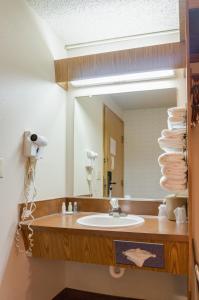 法夫法夫汽车旅馆的一间带水槽和镜子的浴室