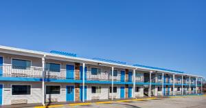 布兰森Motel 6 Branson, Mo的公寓大楼拥有蓝色和白色装饰