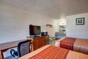 布兰森Motel 6 Branson, Mo的酒店客房设有两张床和一台平面电视。