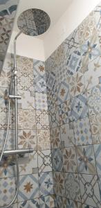 佛罗伦萨Kos的浴室的墙壁上铺有蓝色和白色的瓷砖。