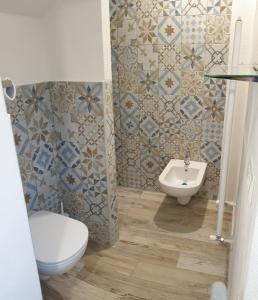 佛罗伦萨Kos的一间带卫生间和水槽的浴室
