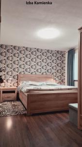里托斯基挪威克Villa Korálka的一间卧室设有一张大床和一面墙
