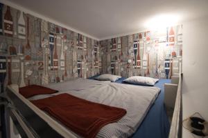 艾斯特根Ister Guesthouse的一间卧室,配有一张带照片墙面的床