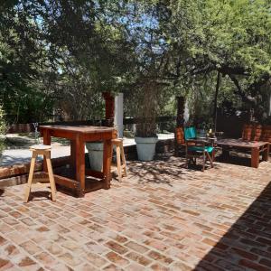 维拉乌奎扎大树宾馆的砖砌庭院的野餐桌和长椅