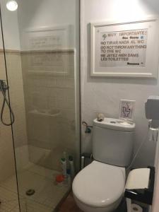 瓜蒂萨Loft La petite的浴室配有白色卫生间和淋浴。