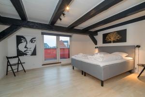 森讷堡Modern Luxury Penthouse的一间卧室配有一张床和一把椅子