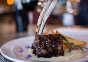 埃尔卡拉法特奥拓卡莱发特酒店的一块带叉子的盘子上的肉