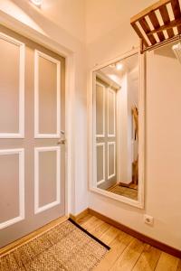 塔尔图Lossi 32 Apartment的一间设有门和镜子的房间