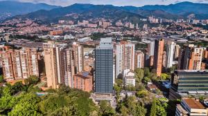 麦德林Hotel York Luxury Suites Medellin by Preferred的城市空中景观高楼