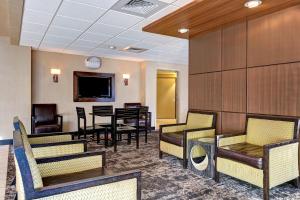 丹佛High Plains Hotel at Denver International Airport的一间设有椅子的等候室和一间餐厅