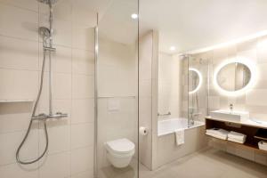 鲁瓦西昂法兰西Hyatt House Paris Charles de Gaulle Airport的带淋浴、卫生间和盥洗盆的浴室