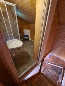 昆塔尔Wettermatte的带淋浴和盥洗盆的浴室