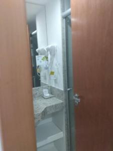萨尔瓦多Salvador Business & Flat propriedade的浴室设有镜子、盥洗盆和卫生间