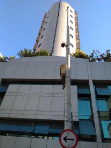 里约热内卢Arpoador Premium Suítes的建筑前有路标的杆