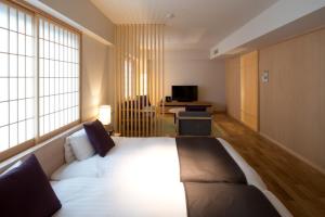 高松高松国际大酒店的一间带一张大床的卧室,位于带窗户的房间内