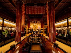 高野山高野山 宿坊 恵光院 -Koyasan Syukubo Ekoin Temple-的大楼内带桌子的大型用餐室